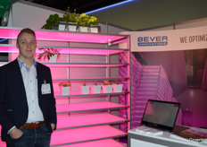 Stephan den Boer (Bever Innovations) op de foto met de Leaf Carrier, hier eentje met 10 lagen maar het kunnen er zelfs 15 zijn. Opvallend is verder de plaatsing van de LED-lampjes aan de zijkant van de lagen en een speciale, lichtgeleidende glasplaat die een uniform lichtbeeld en daarmee een uniforme groei geeft.